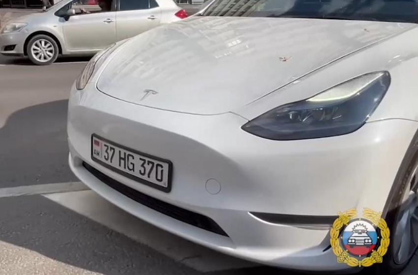 В Волгограде задержали водителя Tesla с фальшивыми армянскими номерами