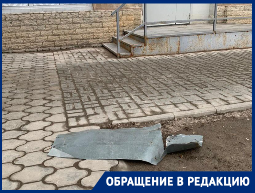Капремонт сдуло ветром в центре Волгограда: кусок железа упал под окна «Пятерочки»