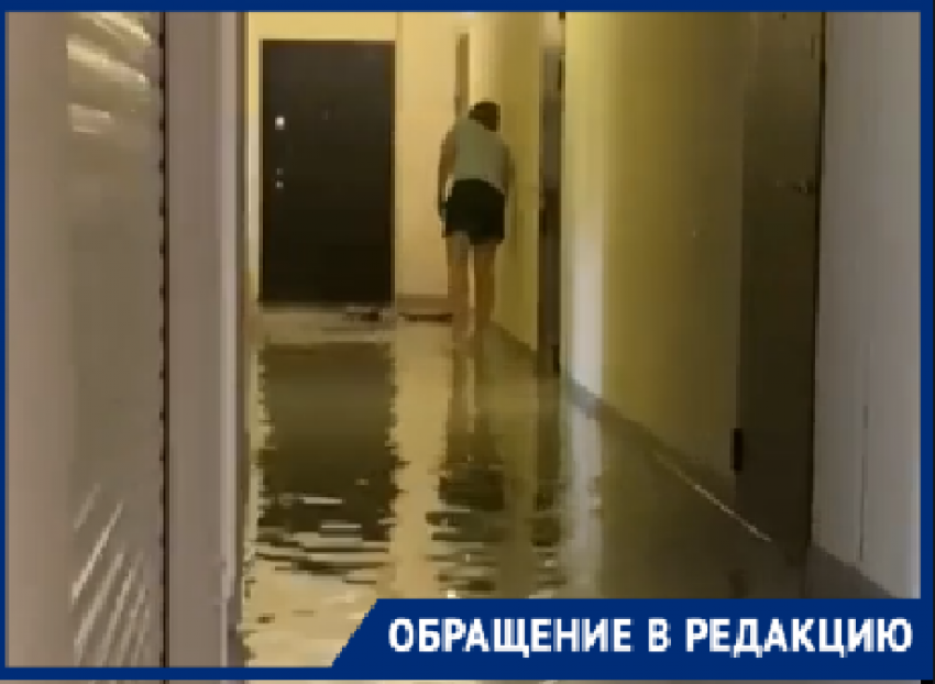 Вода зашла в квартиры: гранд-потоп в многоэтажке в Волгограде попал на видео