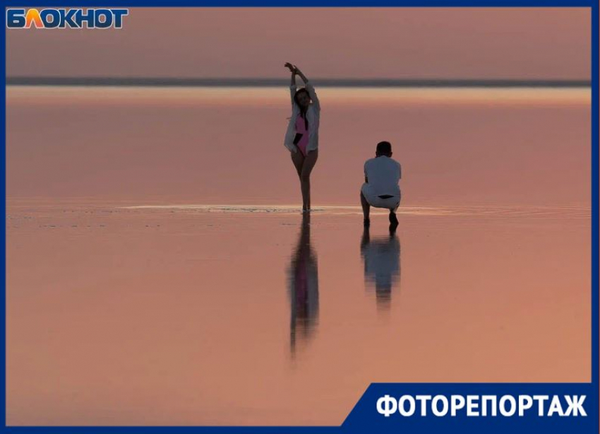 Уникальное зрелище снял на закате фотограф на розовом озере Эльтон