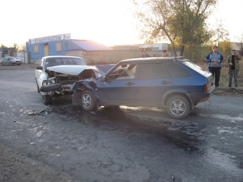 В Волгограде пешехода переехали 2 авто, а он остался жив (фото)