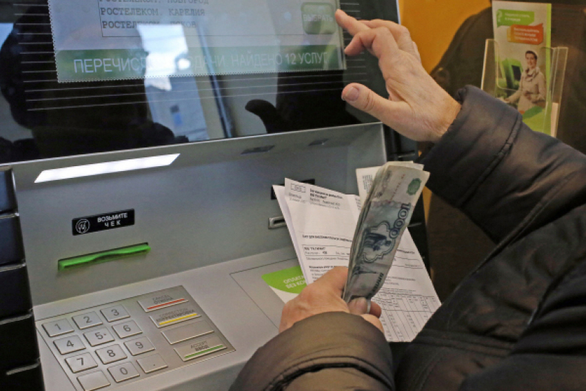 Под Волгоградом сотрудник крупного банка перевел деньги с карты клиентки себе на счет