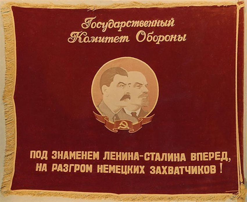 31 июля 1942 года - Сталинградскому тракторному передано Красное Знамя