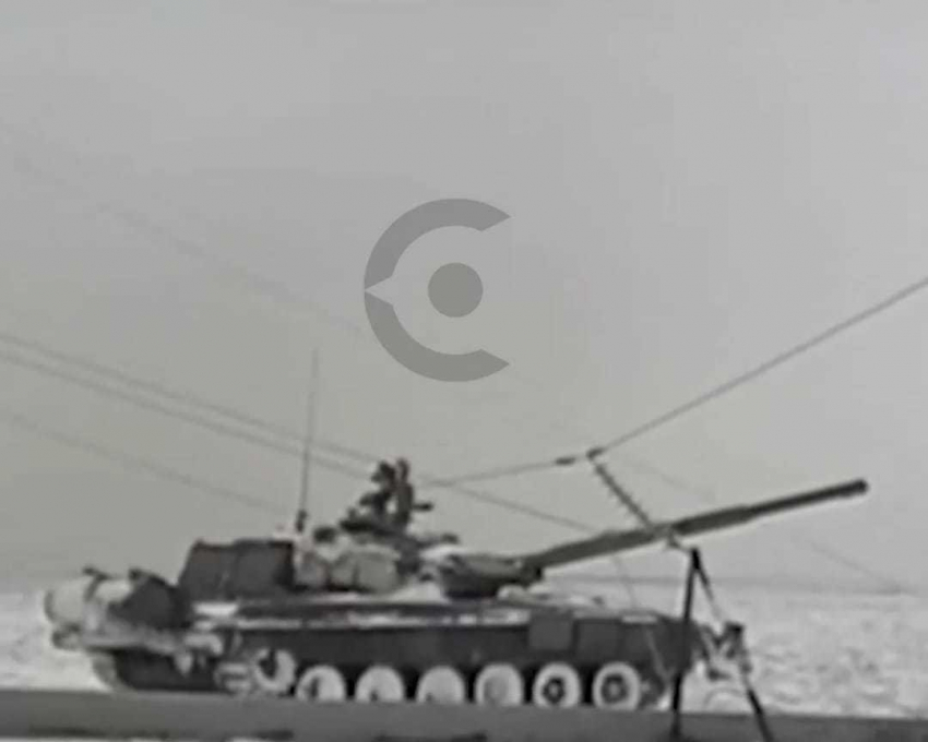 Под Волгоградом танк снёс столб линии электропередачи: видео 