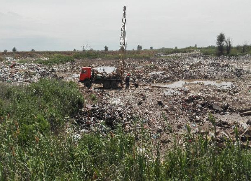 В Волго-Ахтубинской пойме ликвидируют свалку прошлого века