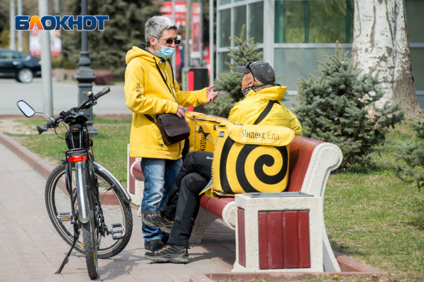 Дефицит курьеров признали в Волгограде после запрета мигрантского труда