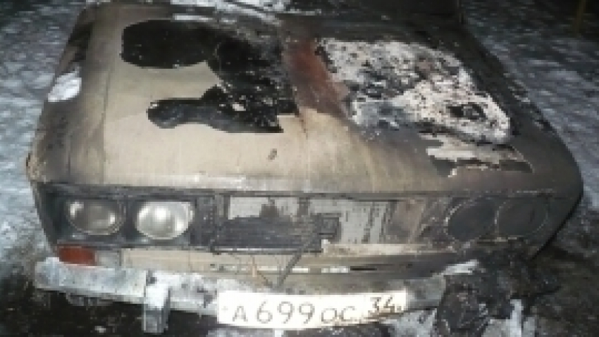 На юге Волгограда разыскивают поджигателей отечественного ВАЗ-2106