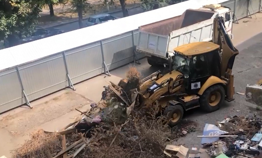 С руин кинотеатра «Юбилейный» вывезли 40 машин мусора и пообещали построить фонтан