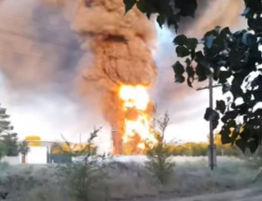 «Было шесть взрывов»: пожар на нефтебазе в Калаче попал на видео 