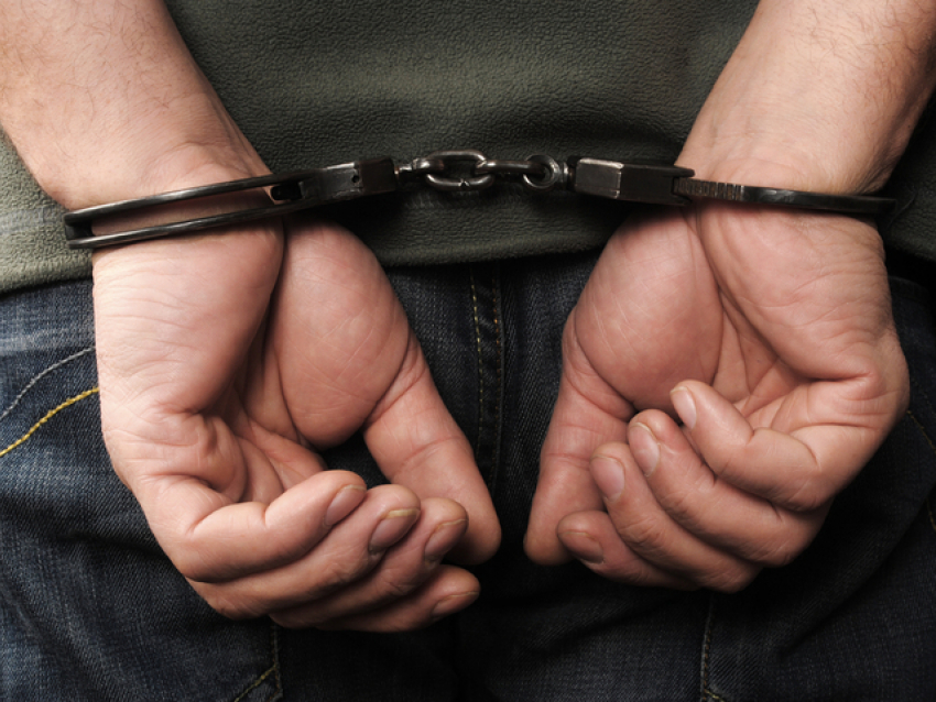 В Волгограде у 18-летней студентки рецидивист похитил золотую цепочку