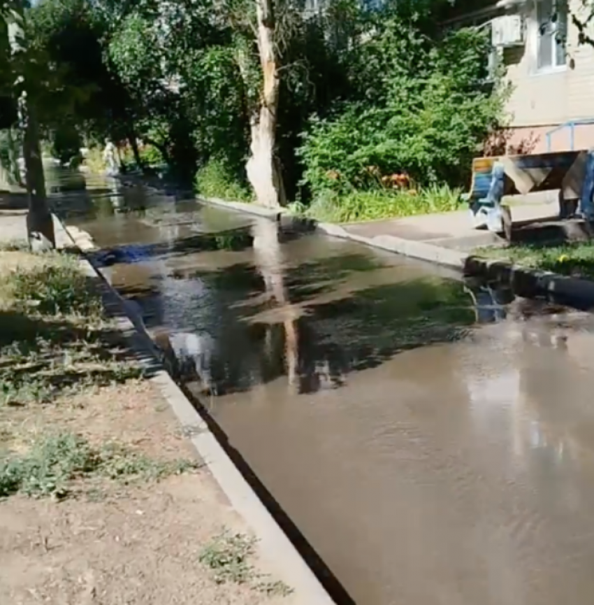 Фекальная ручей побежал у многоэтажки на севере Волгограда 