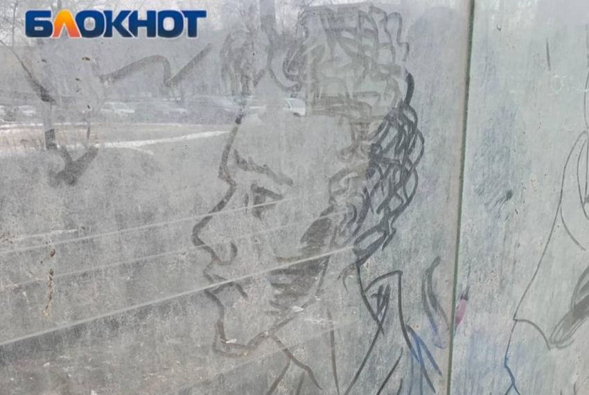 Портрет Пушкина нарисовали на грязном стекле остановки в Волгограде 