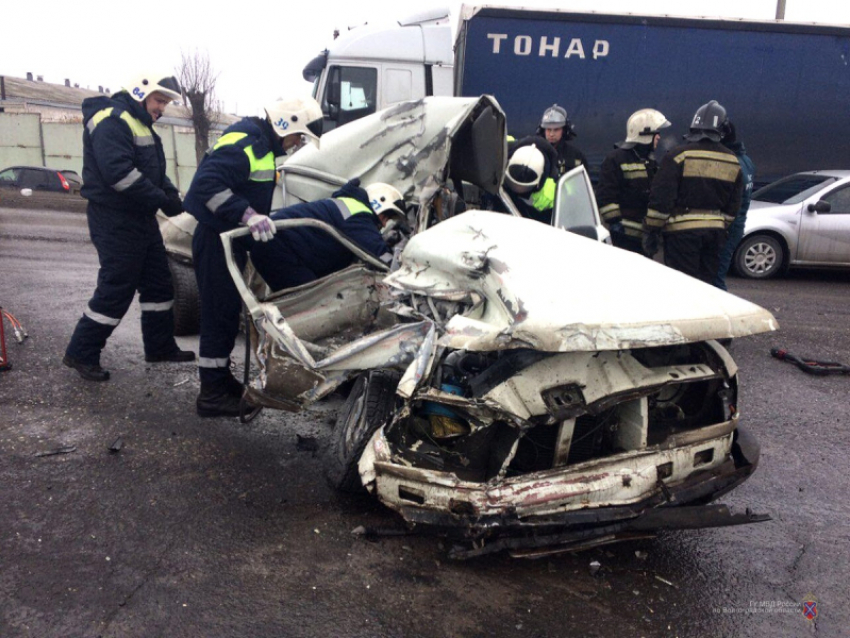 Страшное ДТП на Третьей Продольной унесло жизни двух человек в Волгограде