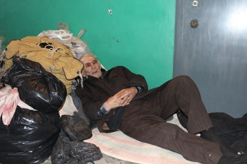 В Волгограде 79-летний пенсионер уже 2 недели вынужден спать в подъезде