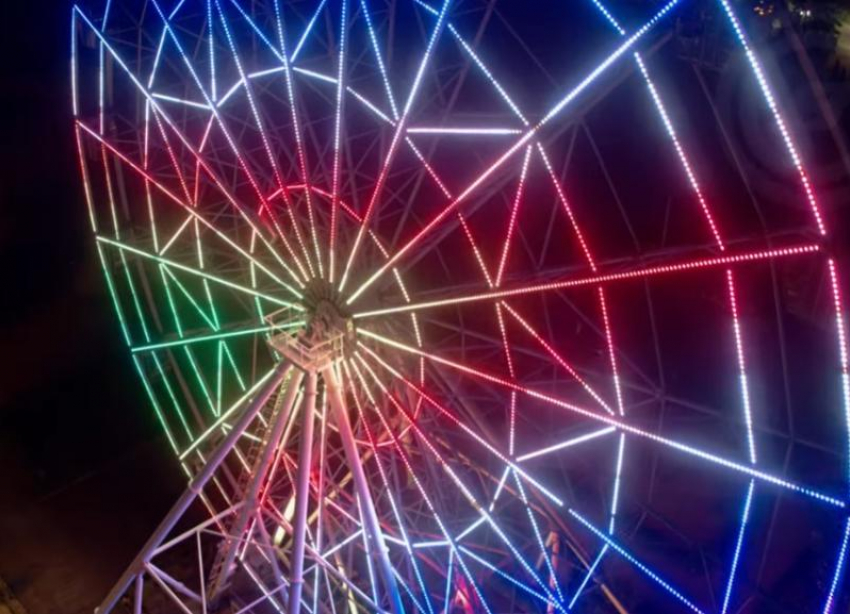  «В живую завораживает еще сильнее»: подсветку колеса обозрения на видео показал волгоградский блогер