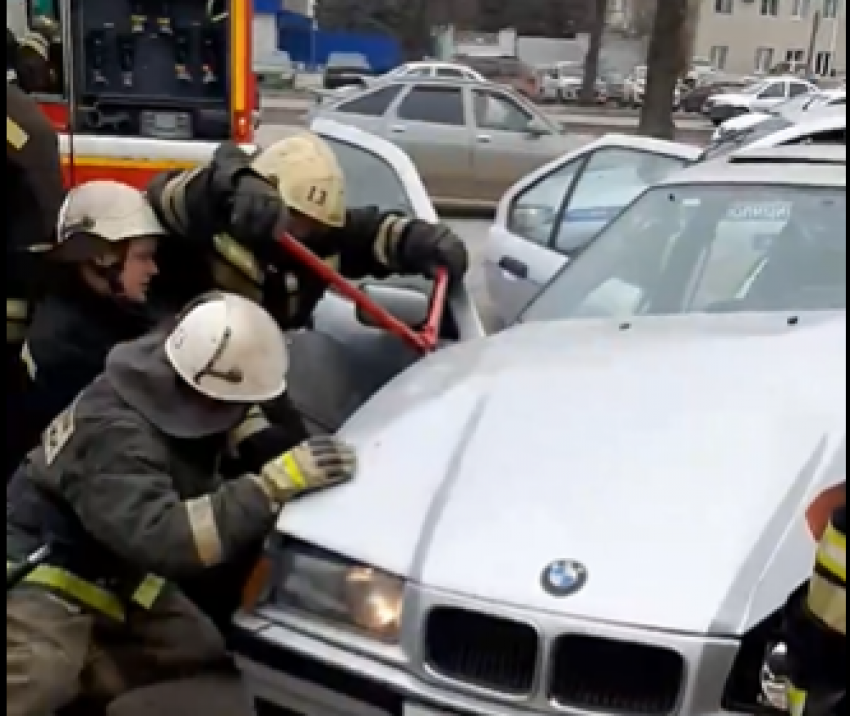 Водитель на BMW снес остановку и оказался заблокирован в машине в Волжском