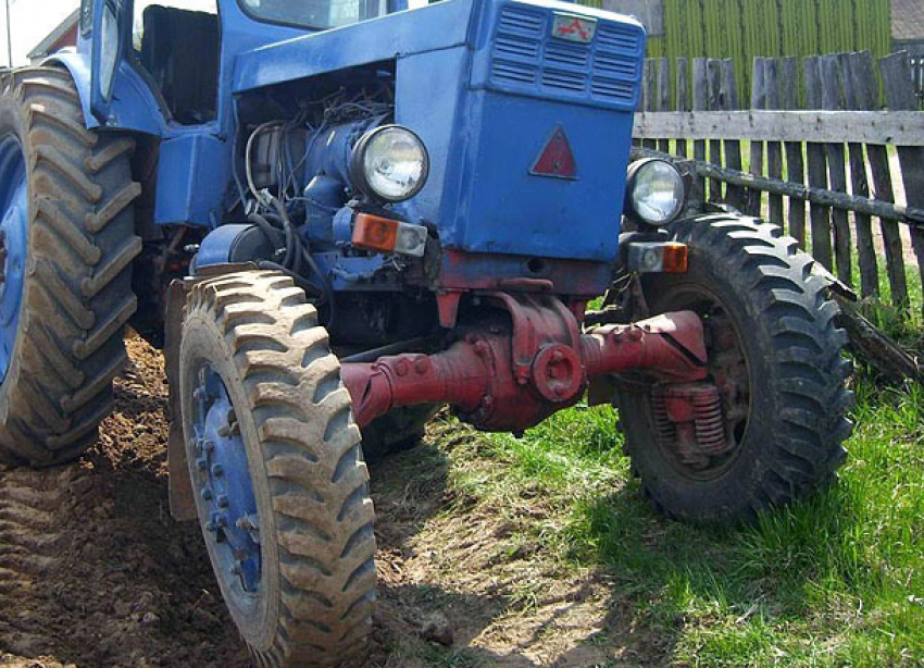 Юный водитель трактора задавил 40-летнюю велосипедистку в Волгоградской области