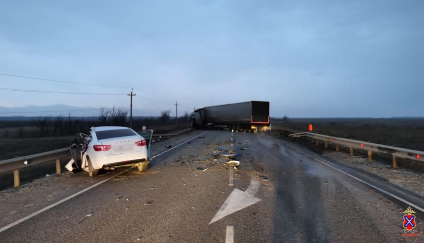 Водитель погиб в раскрошенной Lada под Волгоградом