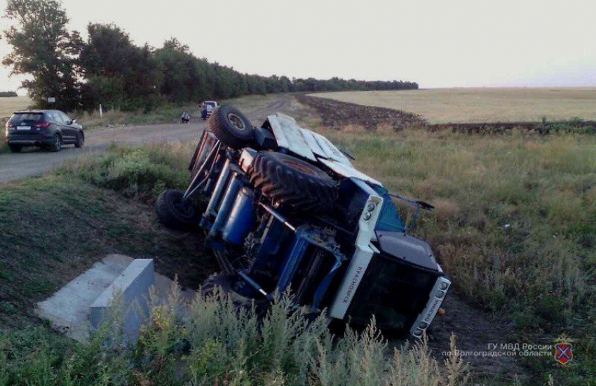 Неопытный водитель комбайна едва не погиб на трассе в Волгоградской области