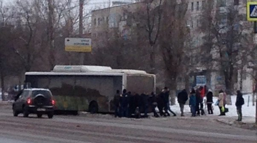 На остановке в Волгограде пассажиры подтолкнули буксующий автобус 