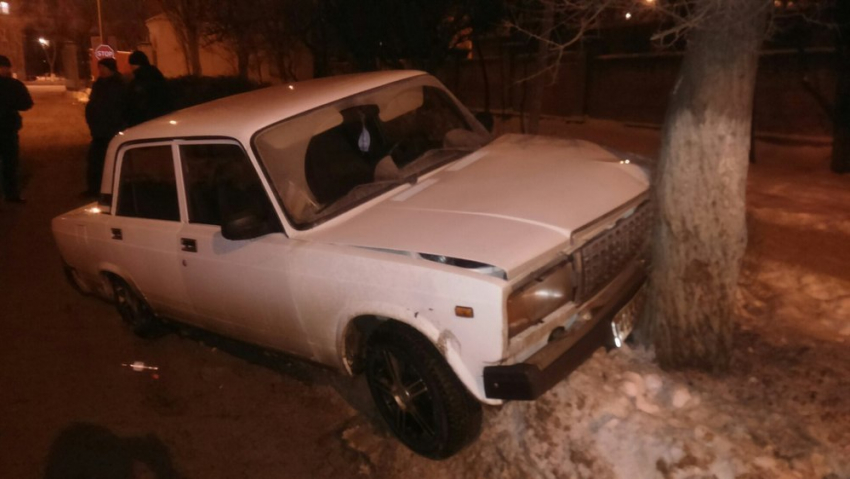 Водитель снес шлагбаум и врезался в дерево в Волгограде