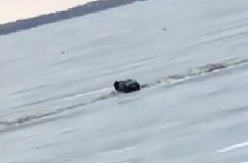 В Волгоградской области машина провалилась под лёд на Волге: видео