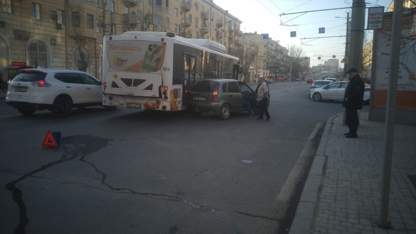 На Комсомольской в Волгограде собирается пробка из троллейбусов из-за ДТП 