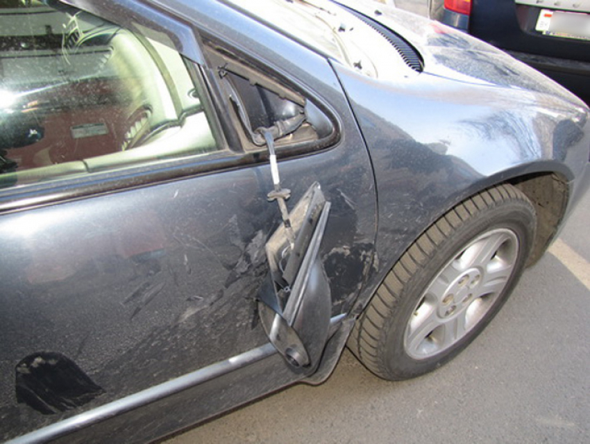 Волгоградец повредил авто незнакомца из-за неправильной парковки