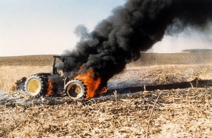 Ночью под Волгоградом сгорели два трактора
