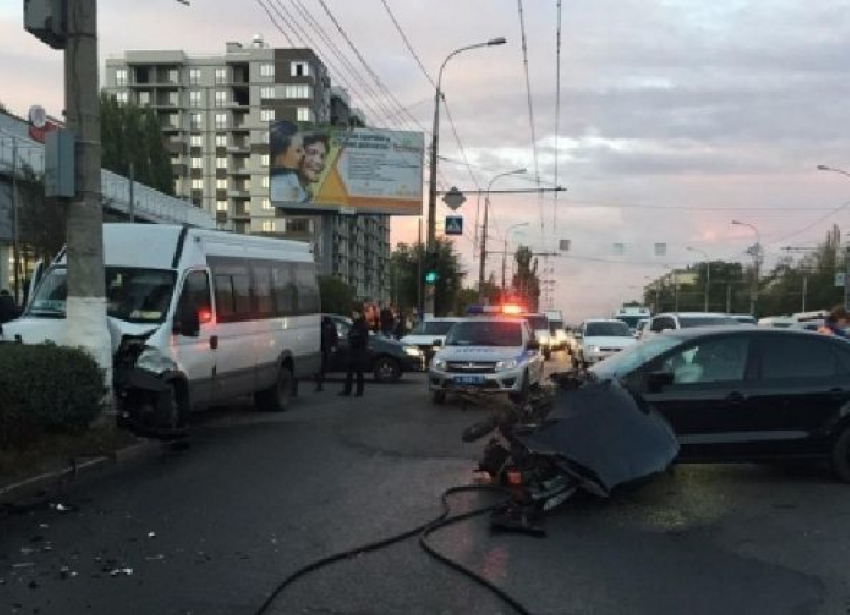 Пять пассажиров маршрутки пострадали в мощном столкновении с иномаркой в центре Волгограда