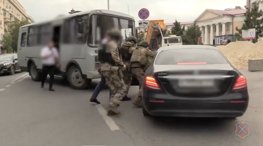ОМОН уложил в асфальт водителя Mercedes в центре Волгограда: задержание попало видео 