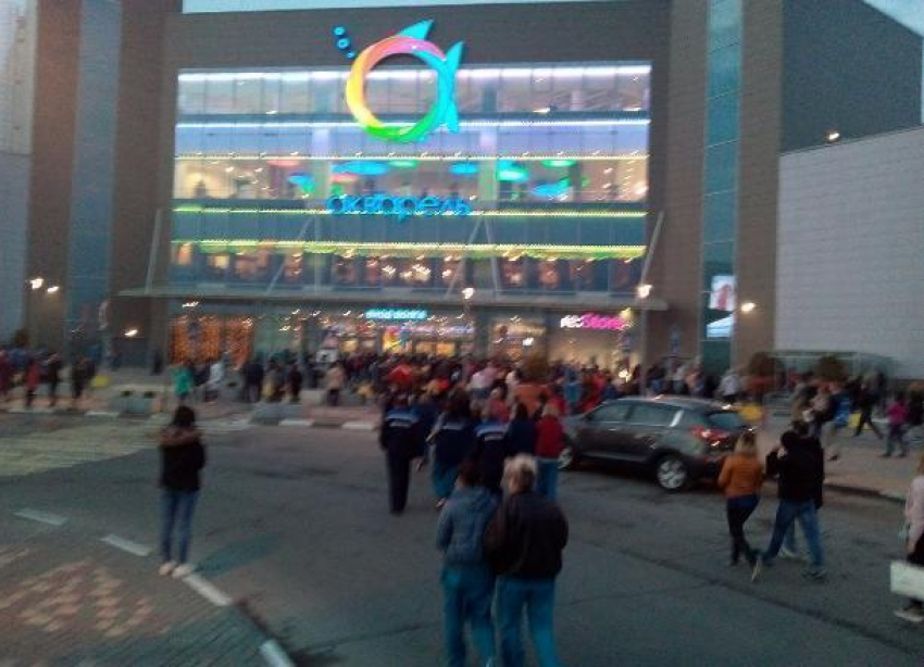 В Волгограде из-за звонка о бомбе эвакуируют ТЦ «Акварель»
