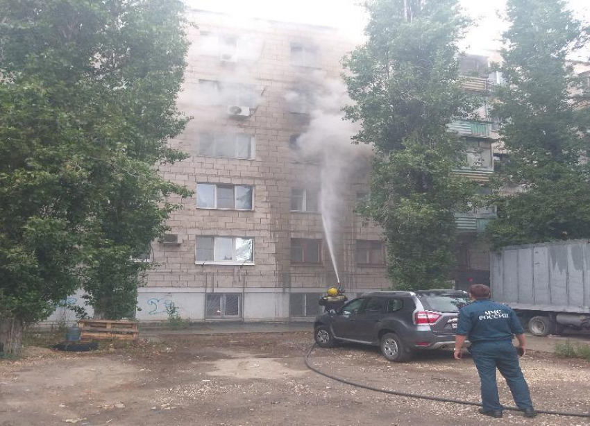 Очевидцы засняли пожар в Волгограде, на котором погиб пенсионер