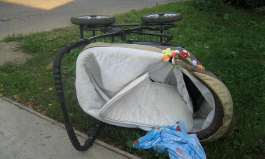 Жительница Волгограда опрокинула коляску с годовалой дочкой при посадке в троллейбус