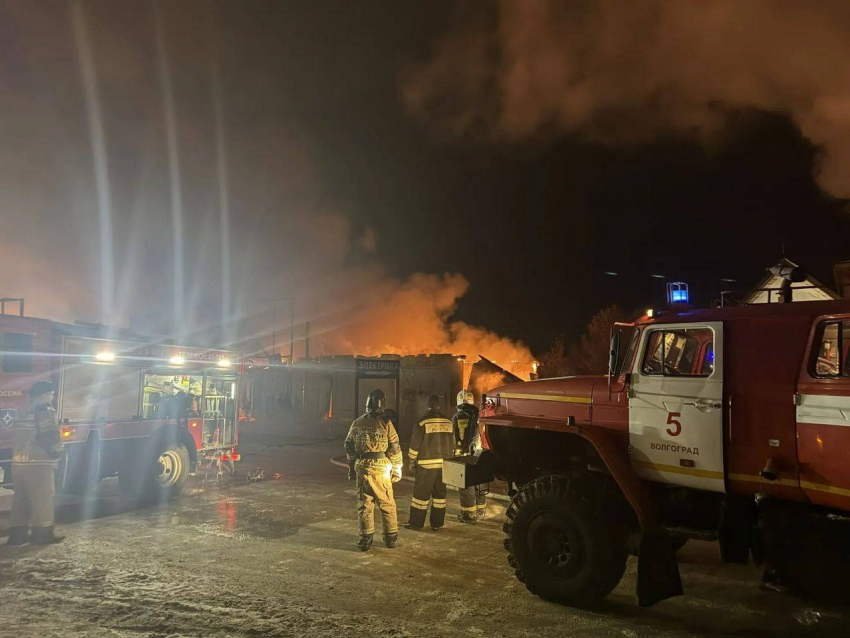 Открытый огонь ликвидировали на рынке Тулака в Волгограде — видео с места тушения