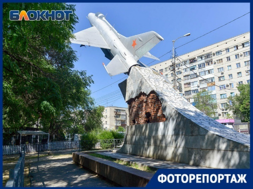 Разрушающийся МиГ-21 у Качинского училища в Волгограде попал в объектив фотографа