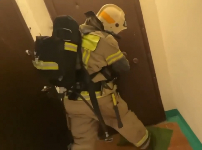 Жутковатое видео эвакуации волгоградцев из 9-этажки опубликовало МЧС