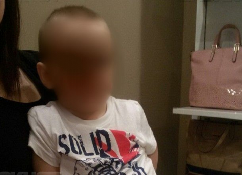 Найдены родители потерявшегося около торгового центра в Волгограде 3-летнего малыша