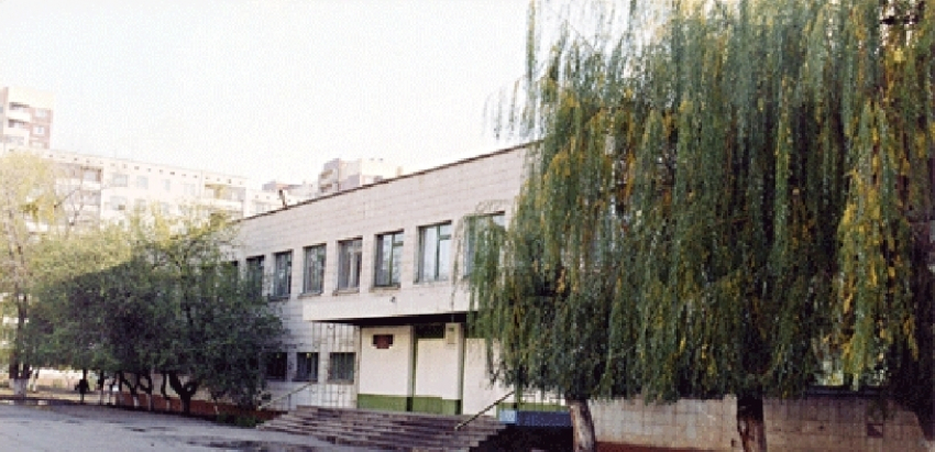 После падения куска потолка на голову 9-летняя волгоградка пришла на уроки 