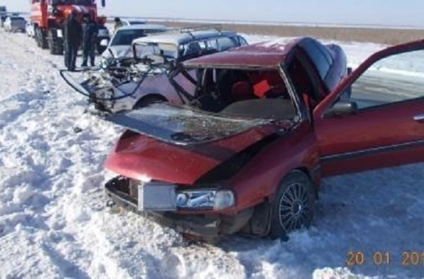 Три машины столкнулись на трассе Волгоград-Астрахань: 1 человек погиб, 3 пострадали