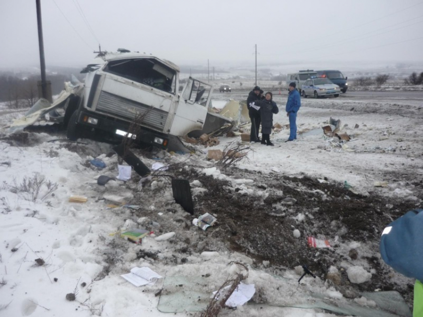 В Волгограде водитель «МАЗа» сломал позвоночник, попав в аварию