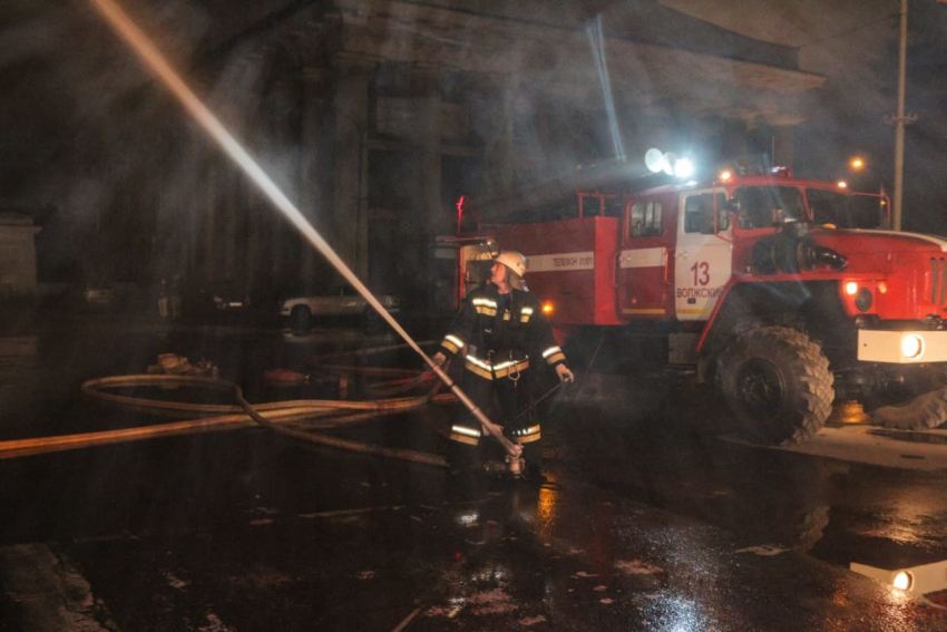 В центре Волгограда потушили пожар у элитной школы