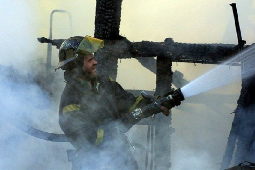На западе Волгограда при пожаре погиб неизвестный