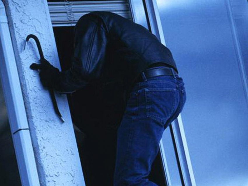 В Волжском преступник ограбил магазин автозапчастей