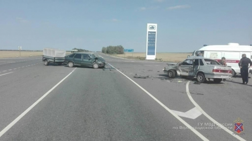 Четыре человека попали в больницу из-за ДТП двух ВАЗов в Волгоградской области