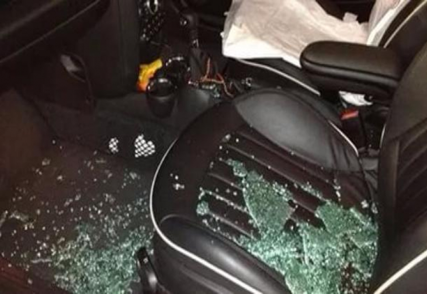 Разъяренная волгоградка разбила соседский Ford Escape за парковку в зеленой зоне 