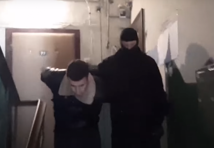 На видео попало задержание телефонного мошенника в центре Волгограда