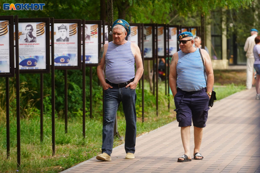 Даже дамы в полосатом: показываем, как гуляет юбилей волгоградская десантура