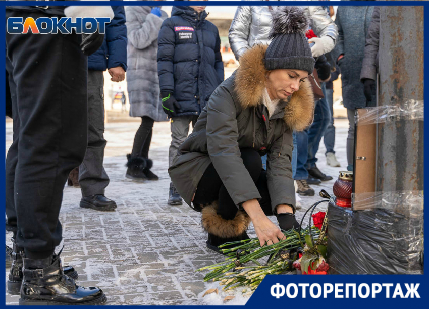 Волгоградцы провели у Сбера третью акцию в память убитого из-за конфликта в родительском чате Романа Гребенюка