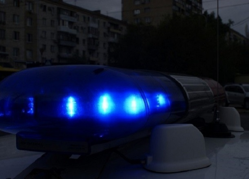 Renault Logan врезался в столб на юге Волгограда: водитель и пассажир в больнице